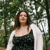 Ljetni modni vodič za plus size žene: Koje tkanine laskaju figuri i za&scaron;to izbjegavati kaftane