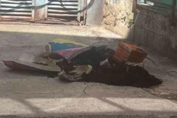 Vandalizam u Kružnoj ulici: Ciglom razbijena te&scaron;ka betonska vaza, Ri Rock traži informacije