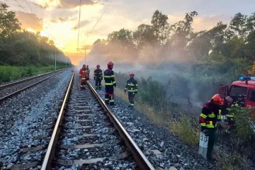Veliki požar uz prugu kod Vinkovaca: Vatra okružila imanje, vlakovi ne voze