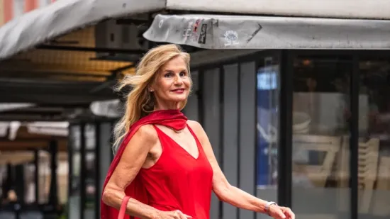 Žena u crvenom, ali na zagrebački način: Ova haljina je prava modna senzacija