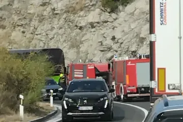 Zapalio se autobus na magistrali kod Slanoga, vatrogasci na terenu