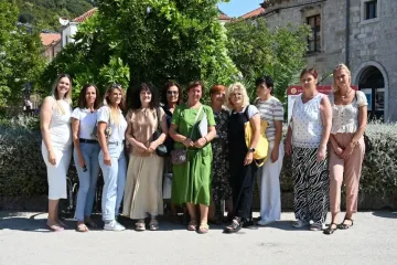Niste sami: Ove žene su postale obitelj starima koji su ostali sami na Pelje&scaron;cu