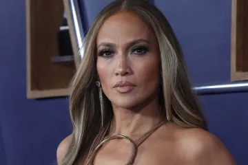 Jennifer Lopez na udaru kritika, na nastupu uživo ljubakala se s plesačima oba spola: 'Sramotno'