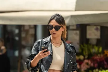 Dama u odvažnom Zarinom kompletu savr&scaron;enom za &scaron;etnju gradom