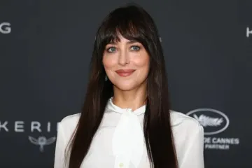 Traperice iz 90-ih opet se vraćaju u modu, a nosi ih i Dakota Johnson u chic izdanju