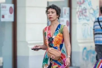 U bojama ljeta: Kul brineta u retro cvjetnoj haljini na špici