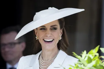 Kraljevska otmjenost: Kate Middleton zablistala u elegantnom bijelom izdanju