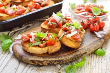 Ljetni klasik u 10 minuta: Bruskete s rajčicom, mozzarellom i pestom