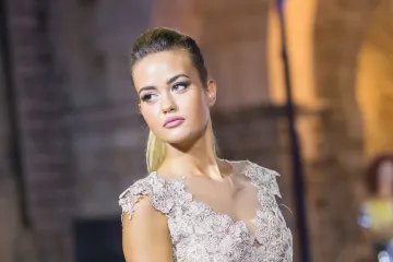 Adriana Ćaleta-Car zablistala u romantičnoj haljini idealnoj za ljetne prigode