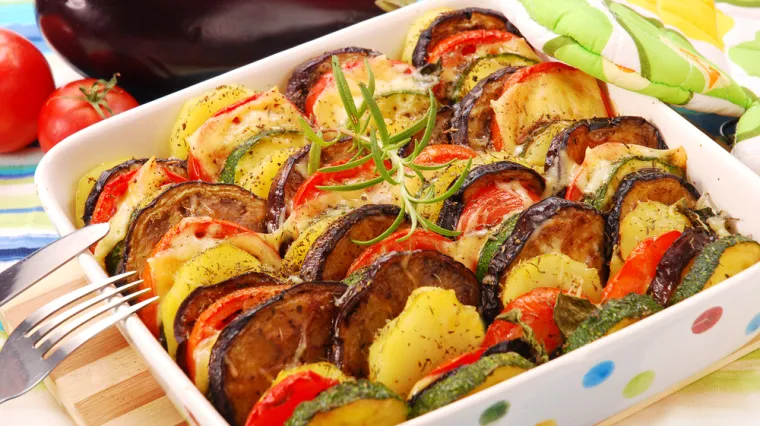 Ljetni složenac s krumpirima i povrćem: Zdravo, jednostavno i bez previ&scaron;e kuhanja