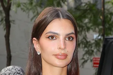 Jedne sandale, dva outfita: Emily Ratajkowski plijenila poglede u obući koju vole i Hrvatice