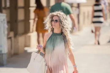 Tri dame i moda: Djevojke iz centra grada u nježnim bojama ljeta