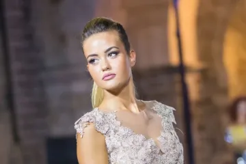 Adriana Ćaleta-Car odu&scaron;evila u bijelom izdanju koje je idealno za plažu, ali i &scaron;etnju gradom