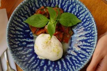 Burrata u jesenskoj kuhinji: Kremasti sir koji se savršeno slaže s toplim okusima sezone