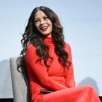 Catherine Zeta-Jones kao da ne stari: Pokazala lice bez bora i zavidnu figuru u crvenoj haljini