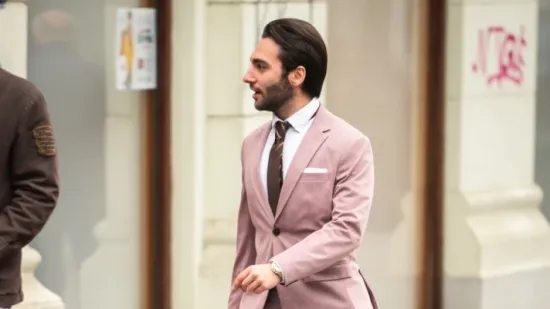 Roza odijelo i crne mokasinke: Muškarac sa špice pokazao da muška moda ne mora biti dosadna