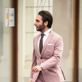 Roza odijelo i crne mokasinke: Muškarac sa špice pokazao da muška moda ne mora biti dosadna