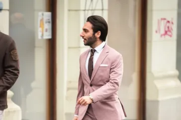Roza odijelo i crne mokasinke: Muškarac sa špice pokazao da muška moda ne mora biti dosadna