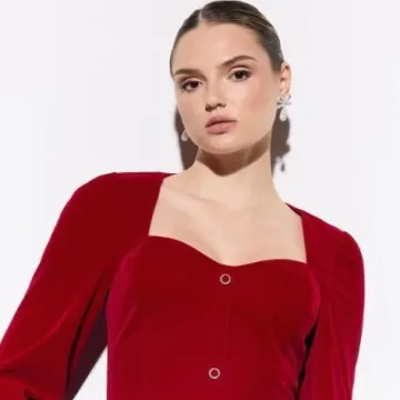 Crveno kao ljubav: Izdvojili smo 15 crvenih haljina koje morate imati ove blagdane