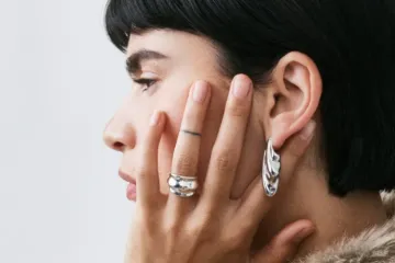 Chic i efektno: Oversized srebrne naušnice za blagdansku eleganciju