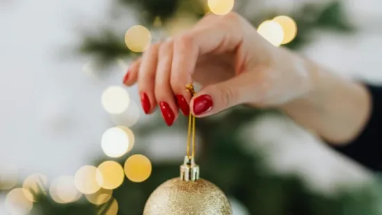 Vječni klasik u blagdanskom ruhu: Ideje za savršenu crvenu manikuru