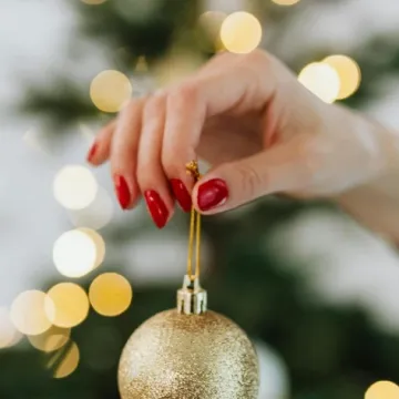 Vječni klasik u blagdanskom ruhu: Ideje za savršenu crvenu manikuru