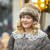 Plavokosa dama iz centra Zagreba nosi najromantičnije modne dodatke