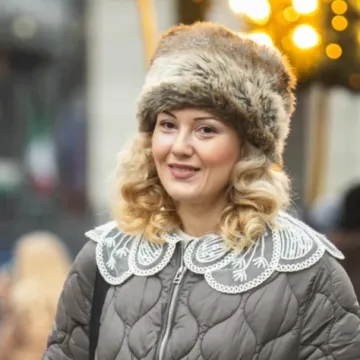 Plavokosa dama iz centra Zagreba nosi najromantičnije modne dodatke