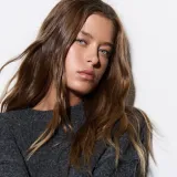 Više od običnog džempera: Zašto je siva vesta ključni komad zimske garderobe?