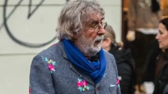 Sivi komplet i cvjetići: Neobičan outfit gospodina sa špice nas je oduševio