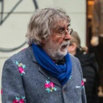 Sivi komplet i cvjetići: Neobičan outfit gospodina sa špice nas je oduševio