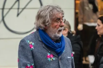 Sivi komplet i cvjetići: Neobičan outfit gospodina sa &scaron;pice nas je odu&scaron;evio