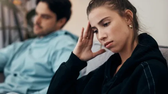 Ljubomora na partnerovu pro&scaron;lost: Kako ne dopustiti da duhovi biv&scaron;ih uni&scaron;te va&scaron;u vezu