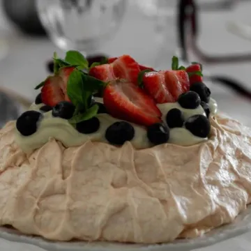 Pavlova torta u božićnom ruhu: Recept koji spaja eleganciju i blagdansku čaroliju