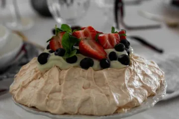 Pavlova torta u božićnom ruhu: Recept koji spaja eleganciju i blagdansku čaroliju