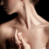 Dekolte ne laže: Područje koje otkriva na&scaron;e godine, a često ga zanemarujemo