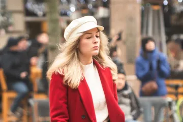 Plavu&scaron;a sa &scaron;pice zablistala u kombinaciji boja koju sigurno niste očekivali