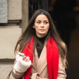 Statement komad zime: Djevojka sa &scaron;pice pokazala kako nositi &scaron;al poput modne ikone