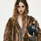 Bunde od umjetnog krzna su hit zime: Odu&scaron;evio nas je H&amp;M model s krznenim &scaron;alom