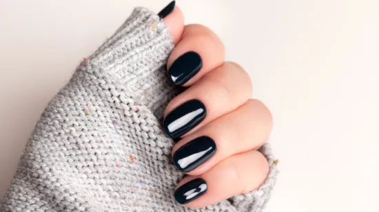 Tamno, sjajno i sofisticirano: Najljep&scaron;e manikure za hladne zimske dane
