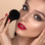 Puderi za suhu kožu: Najbolje formule koje hidratiziraju i prekrivaju