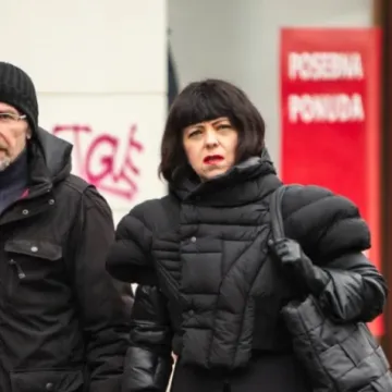 Mirela Holy i Sini&scaron;a Bužan pro&scaron;etali centrom Zagreba u savr&scaron;enom monokromatskom spoju