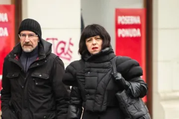 Mirela Holy i Sini&scaron;a Bužan pro&scaron;etali centrom Zagreba u savr&scaron;enom monokromatskom spoju