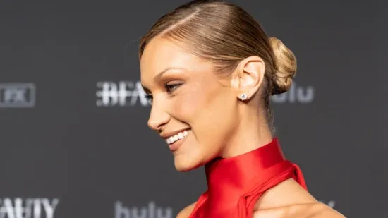 Bella Hadid zapalila New York u crvenom: Privlačila poglede ljepotom i Schiaparelli haljinom