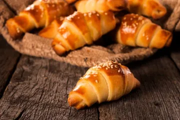 Tajna najmek&scaron;ih kiflica: Pet provjerenih recepata za savr&scaron;eno pecivo