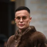 Mu&scaron;karac iz Zagreba u kombinaciji kakvu ne viđamo često: Krzno i torbica iz snova