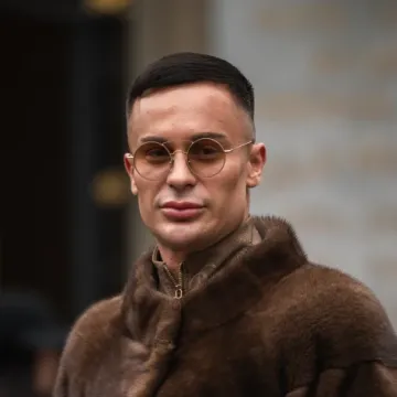 Mu&scaron;karac iz Zagreba u kombinaciji kakvu ne viđamo često: Krzno i torbica iz snova