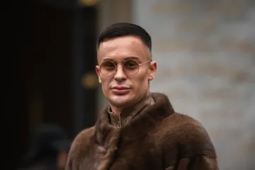 Mu&scaron;karac iz Zagreba u kombinaciji kakvu ne viđamo često: Krzno i torbica iz snova