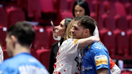 Romantika na parketu: Na&scaron;i rukometa&scaron;i pobjedu proslavili poljupcima s voljenim ženama