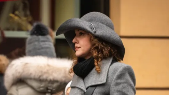 Nova definicija glamura: Dama sa &scaron;pice sivu pretvara u boju elegancije